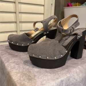 Charles and David chunky Bohemian studded Gray Suede Platform Heels (39)8.5‎